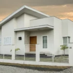 Casa com telhado misto