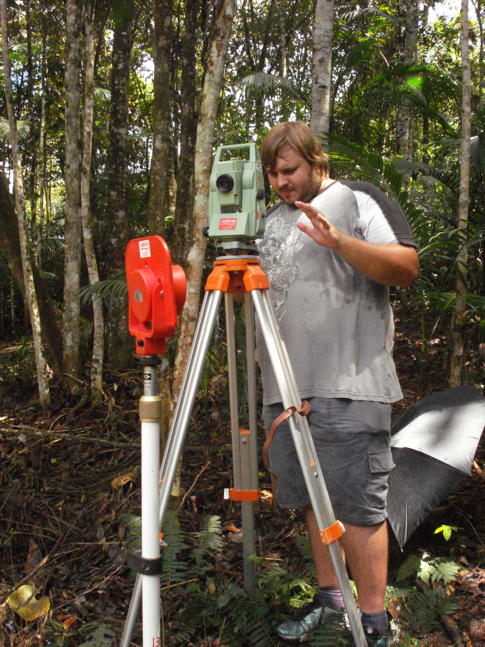 Eduardo trabalhando com a estação total